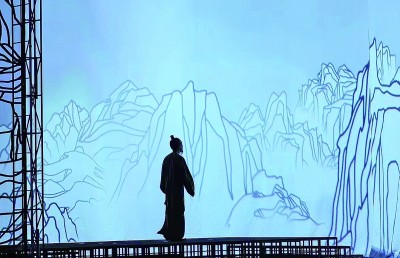 北京人民藝術(shù)劇院話劇《杜甫》演出現(xiàn)場，扮演杜甫的演員正慢慢步入山水畫卷。資料圖片