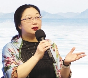 楊怡芬，浙江舟山人，魯迅文學(xué)院第13屆高研班學(xué)員。2002年開始寫作，在《人民文學(xué)》《十月》《花城》等發(fā)表小說百余萬字，出版中短篇小說集《披肩》、中篇小說集《追魚》、長篇小說《離觴》《海上繁花》等。