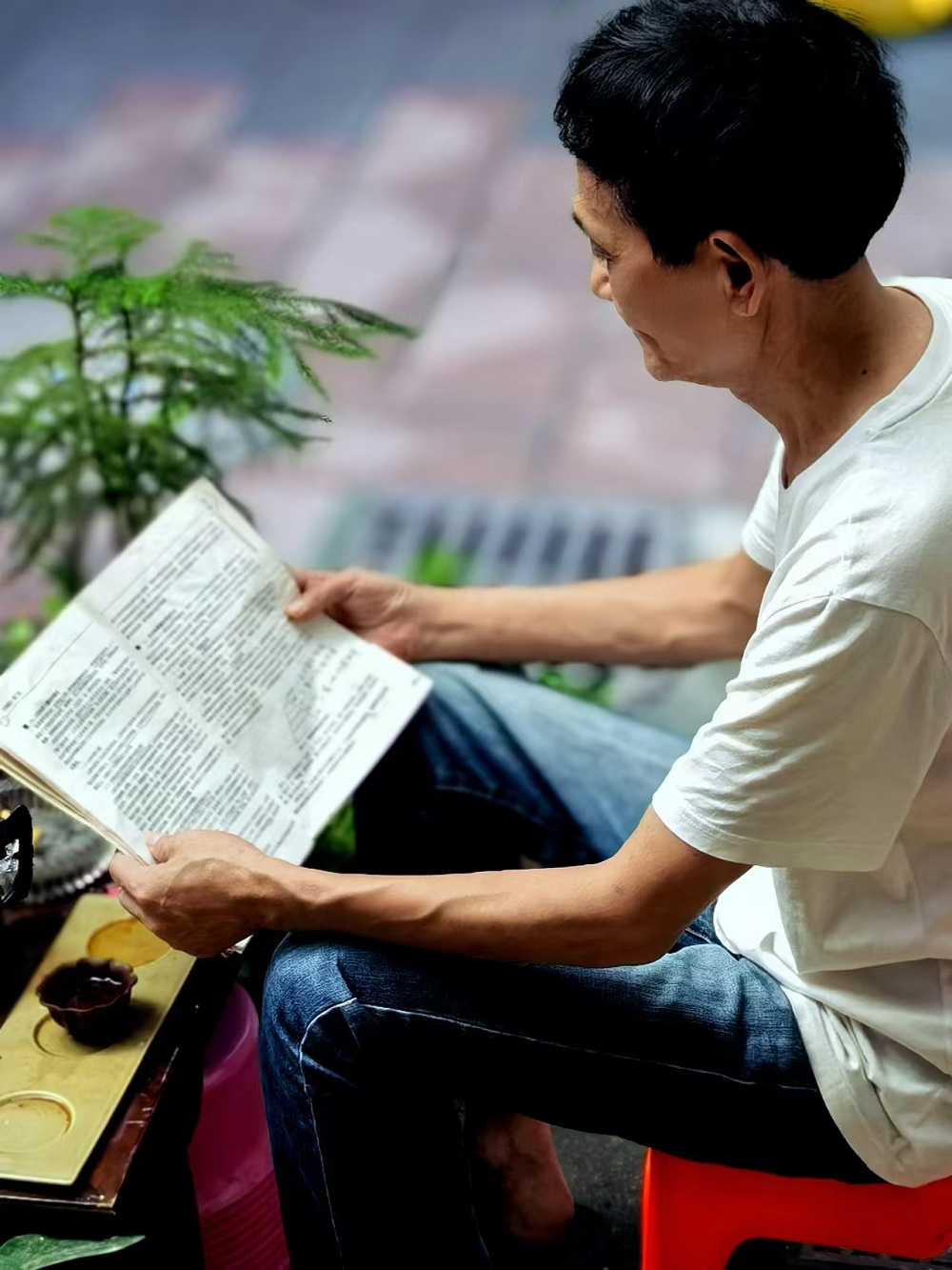 自從注冊作家網(wǎng)，在文友們的影響下，也開始為自己充電了。早上五點半起床，邊喝茶邊看書，最少堅持一個半小時，已經(jīng)成為鐵打不動的規(guī)律