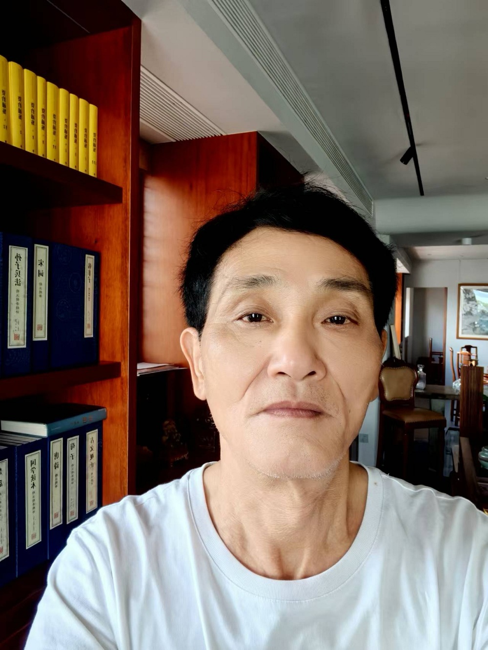 子塵，早年筆名野草，福建人，現(xiàn)居住廈門市，在一家私企上班。少年時開始喜歡文學(xué)，一直熱愛，從不言放棄。早年有習(xí)作發(fā)表報刊，現(xiàn)大多作品發(fā)于網(wǎng)絡(luò)。