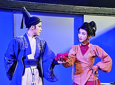 越劇演員陳麗君（左）和李云霄在越劇《新龍門客?！费莩鲋小Ｐ氯A社發(fā)