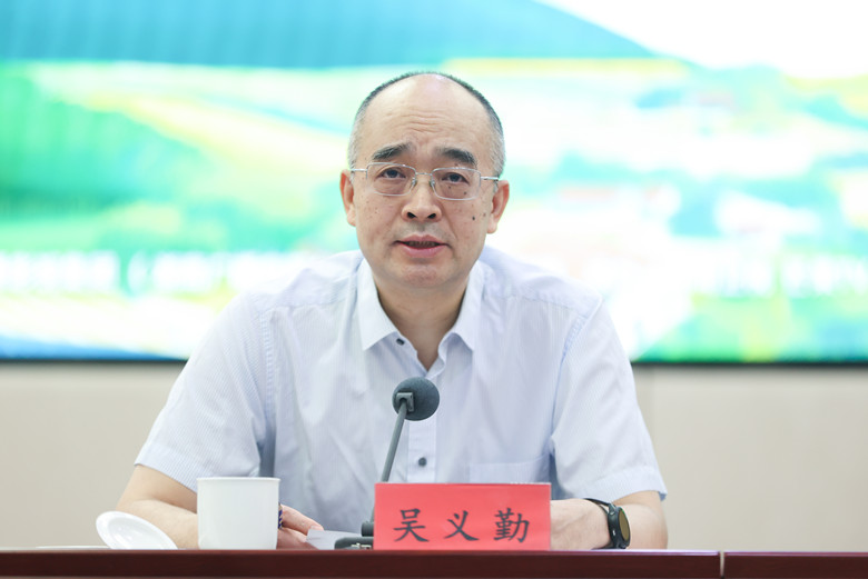 中國作協(xié)黨組成員、副主席、書記處書記吳義勤