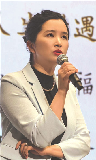 潘向黎，文學(xué)博士，上海作家協(xié)會副主席、專業(yè)作家。著有長篇小說《穿心蓮》，小說集《白水青菜》《十年杯》《輕觸微溫》《上海愛情浮世繪》等，專題隨筆集《茶可道》《梅邊消息》《古典的春水》《人間紅樓》等，共三十多種。獲魯迅文學(xué)獎短篇小說獎等