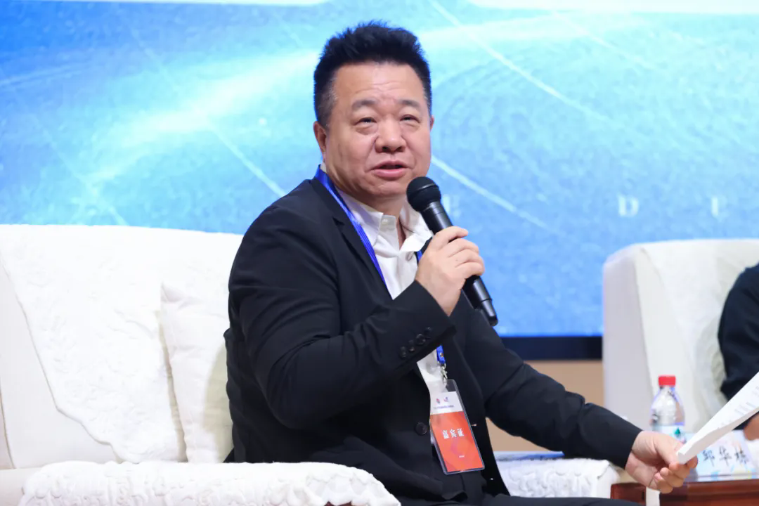 中國作協(xié)黨組成員、副主席、書記處書記邱華棟出席并主持論壇
