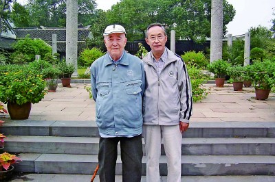 2005年10月，朱季海（左）與張洪鈞在蘇州雙塔寺。作者供圖
