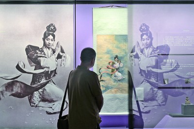 觀眾在北京恭王府博物館內參觀梅蘭芳在京劇《天女散花》中的劇照（左）和徐悲鴻畫作《天女散花》（復制品）。新華社發(fā)