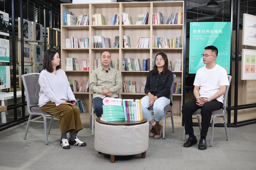 桫欏（右三）、于文舲（右二）、宋煜（右一）分享投稿經(jīng)歷
