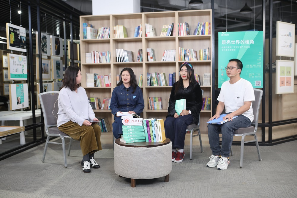 譚杰（右三）、楊碧薇（右二）、李英俊（右一）分享《燈盞》