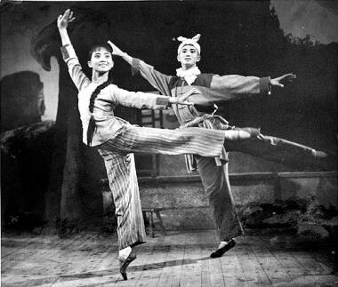 1965年，芭蕾舞劇《白毛女》演出劇照。上海芭蕾舞團(tuán)供圖