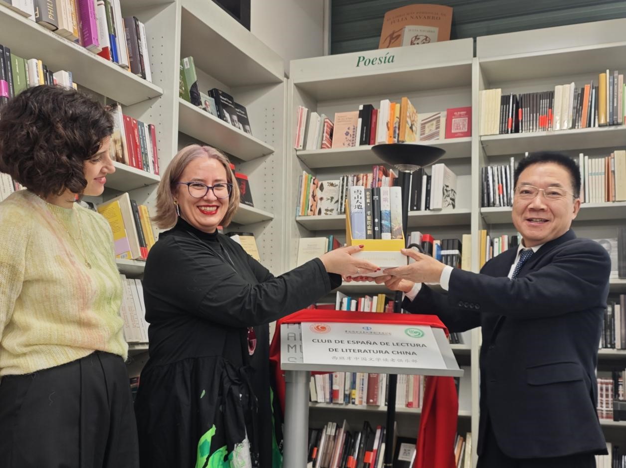 胡邦勝（右一）、婧萱（左二）、白蘭（左一）共同為“西班牙中國(guó)文學(xué)讀者俱樂(lè)部”揭牌