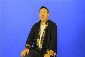 翻譯獎(jiǎng)：國(guó)家通用語(yǔ)言文字←→藏文作者：趙有年（藏族）         獲獎(jiǎng)感言2014年底，我去北京參加魯迅文學(xué)院少數(shù)民族文學(xué)班參加培訓(xùn)的時(shí)候，在一次交流課上和《人民文學(xué)》等雜志社的主編們交流時(shí)，我提出了藏族作家中民譯漢的翻譯能力過(guò)于薄弱而作品沒(méi)有展示給其他兄弟民族閱讀，從而雜志社主編們談起了翻譯的力量，甚至說(shuō)莫言獲諾貝爾文學(xué)獎(jiǎng)……
