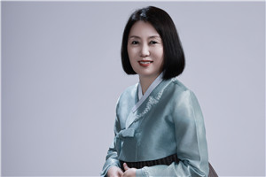 翻譯獎(jiǎng)：國(guó)家通用語(yǔ)言文字←→朝鮮文作者：鄭風(fēng)淑（朝鮮族）         獲獎(jiǎng)感言感謝致力于培養(yǎng)各民族作家翻譯家的《民族文學(xué)》雜志，一直以來(lái)給我們搭建各具特色的平臺(tái)，讓我們各民族兄弟姐妹在共有的中華文化家園中盡情地書寫生活、表達(dá)胸臆，實(shí)現(xiàn)自我價(jià)值。 朝鮮族著名作家許連順跳出原有的創(chuàng)作思維，以作家特有的胸懷和眼界感悟博大精深的中華文化，探索邊疆少數(shù)民族文學(xué)融入……