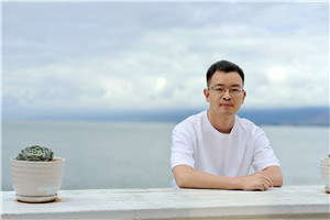 散文獎(jiǎng)：《與父親書》作者： 向迅（土家族）         獲獎(jiǎng)感言顧名思義，《與父親書》是一本寫給父親的書，也是一本獻(xiàn)給天下所有父輩的書。由于受到傳統(tǒng)的中國(guó)式父子關(guān)系的影響，我們和父親在生活中總是沉默以對(duì)，即便是在他即將離開我們的時(shí)候，我們都極力克制著彼此的情感，以至于他一生的故事成為謎團(tuán)。正因?yàn)槿绱?，在?chuàng)作這本書的過(guò)程中……