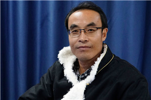 散文獎(jiǎng)：《兄弟記》 作者： 王小忠（藏族）         獲獎(jiǎng)感言《兄弟記》寫的是青藏高原邊緣地帶農(nóng)牧交匯地的甘南故事，它沒(méi)有什么重大事件和尖銳的沖突，都是日常生活與世相百態(tài)。從根本上看，就是對(duì)甘南農(nóng)牧區(qū)交匯地的生活方式、生產(chǎn)勞動(dòng)及思想觀念變化的客觀敘述，是鄉(xiāng)村倫理變遷的詠嘆。我期盼著一種崇高的倫理道德能夠永恒地存在于世……