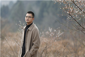 散文獎(jiǎng)：《綠皮火車》 作者： 羌人六（羌族）         獲獎(jiǎng)感言因?yàn)閷懽?，我從故事中的尋金者身上，也能深切體會(huì)那種歷經(jīng)輾轉(zhuǎn)終于醍醐灌頂柳暗花明的心路歷程。2004年高中時(shí)期開始文學(xué)創(chuàng)作，大學(xué)畢業(yè)后回到家鄉(xiāng)生活工作，我才終于找到自己寫作的“源頭活水”，于是有了關(guān)于家鄉(xiāng)龍門山斷裂帶的書寫，于是有了散文集《綠皮火車》。川西北龍門山斷裂帶，鄉(xiāng)親父老的名字與臉孔……