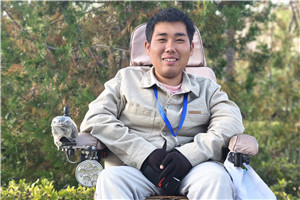 散文獎(jiǎng)：《青白石階》 作者： 柳客行（回族）         獲獎(jiǎng)感言在這里我首先要感謝駿馬獎(jiǎng)評(píng)委對(duì)我的鼓勵(lì)和肯定。我覺(jué)得這份榮譽(yù)不僅僅屬于我個(gè)人，更屬于我的文學(xué)之路上給予我親切關(guān)懷和無(wú)私幫助的人們。是這些溫暖讓我真誠(chéng)地愛(ài)著這個(gè)世界，讓我堅(jiān)信文學(xué)的力量，以羸弱的身體守望文學(xué)理想。感謝在場(chǎng)的每一位領(lǐng)導(dǎo)和來(lái)賓，能夠聆聽一個(gè)無(wú)力舉起話筒的作者……