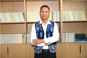 散文獎(jiǎng)：《洱海筆記》 作者： 北雁（白族）         獲獎(jiǎng)感言我慶幸自己出生在洱海之源。從我們村子后方山脈上發(fā)源的大小溪流河溝，以及離我們村子不遠(yuǎn)的茈碧湖、草海、綠蔭塘、鵝墩塘，還有從我們壩子里流過(guò)的彌茨河、鳳羽河、彌苴河、海尾河、永安江、羅時(shí)江，甚至包括從天空降落的雨水和羅坪山頂融化的雪水，它們的流向都是群山之外波瀾壯闊的洱?！?/></a></dt>
      <dd><a href=
