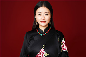 詩(shī)歌獎(jiǎng)：《留在紙上的心》 作者：那薩（藏族）         獲獎(jiǎng)感言非常榮幸獲得駿馬獎(jiǎng)，我的內(nèi)心充滿感激。我來(lái)自青海省玉樹藏族自治州，出生在通天河流域叫結(jié)拉的一個(gè)小山村，通天河藏語(yǔ)叫牦牛河，是長(zhǎng)江源頭的干流河。我曾經(jīng)在瀾滄江源頭的縣城雜多縣工作了八年。又到黃河源頭，在小小的敬水池里喝了三口水?？梢哉f(shuō)我是被長(zhǎng)江、黃河、瀾滄江的水養(yǎng)育的一個(gè)寫作者……