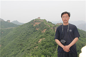 報(bào)告文學(xué)獎(jiǎng)：《靜靜的鴨綠江》 作者：周建新（滿族）         獲獎(jiǎng)感言獎(jiǎng)是授予我的，更是授予英烈們的，只不過(guò)我獲得了機(jī)會(huì)。每一次采訪，講述者都能讓我身臨其境，感受孫景坤老英雄高尚的一生。我沒(méi)有理由不蘸血為墨，書寫英雄，書寫“七一”勛章獲得者、深藏功名七十載的老英雄孫景坤。