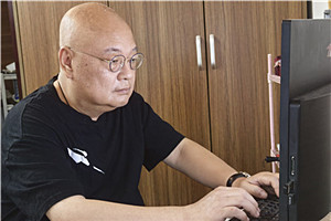 中短篇小說(shuō)獎(jiǎng)：《上嶺戀人》  作者：凡一平（壯族）         獲獎(jiǎng)感言上嶺，是我近些年文學(xué)創(chuàng)作的地理標(biāo)識(shí)，也是現(xiàn)實(shí)生活的真實(shí)存在。從桂北都安瑤族自治縣縣城往東十三公里，再沿紅水河順流而下四十公里，在二級(jí)公路的對(duì)岸，有被青山和竹林環(huán)抱的村莊，就是上嶺。它是我生命中最親切的土地，或搖籃。上嶺有著不多的人口，卻生生長(zhǎng)流，他們渺小但卻堅(jiān)韌，又像魚群一樣抱團(tuán)、歡樂(lè)。已經(jīng)死去和還活著的，都是我的父老鄉(xiāng)親。