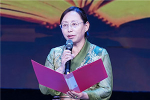 長(zhǎng)篇小說(shuō)獎(jiǎng)：《在高原》  作者：尼瑪潘多（藏族）         獲獎(jiǎng)感言文學(xué)創(chuàng)作不是我的職業(yè)，是我選擇的一條精神之路，它給予我的心理安寧和精神豐盈感，讓我心生感恩。今天，《在高原》這本書里呈現(xiàn)的故事、思考和探索得到評(píng)委們的肯定，給我的鞭策和鼓舞是巨大的，讓我對(duì)走好今后的文學(xué)創(chuàng)作之路充滿了信心……