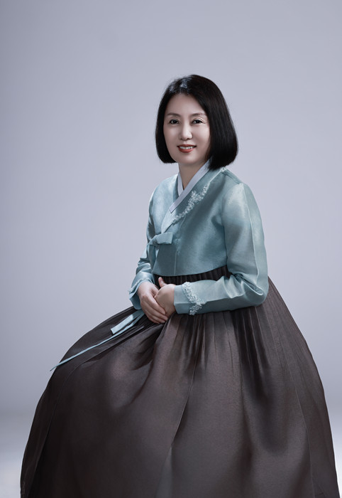 鄭風(fēng)淑，朝鮮族，1969年生。吉林省延邊朝鮮族自治州人大常委會(huì)副秘書(shū)長(zhǎng)。出版報(bào)告文學(xué)《金達(dá)萊映紅山崗》，翻譯出版長(zhǎng)篇小說(shuō)《南大川》、配圖詩(shī)歌集《中國(guó)朝鮮族民俗圖》等。曾獲《民族文學(xué)》獎(jiǎng)翻譯獎(jiǎng)。