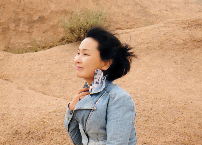 朵日娜，蒙古族，1971年生，內(nèi)蒙古赤峰市克什克騰旗人。內(nèi)蒙古赤峰市民族事務委員會副譯審，內(nèi)蒙古自治區(qū)翻譯家協(xié)會副主席。出版譯著《阿拉善風云》（又名《遙遠的大漠》）《斷裂》《飲馬井》《我給記憶命名》等。曾獲《民族文學》獎，內(nèi)蒙古自治區(qū)索龍嘎文學獎等。