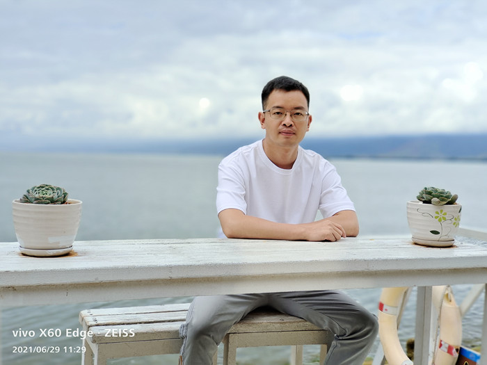 向迅，土家族，1984年生，湖北建始人?！队昊ā冯s志編輯。著有小說(shuō)集《七月晚餐：南方幻想故事集》，散文集《聲音博物館》等。曾獲豐子愷散文獎(jiǎng)、孫犁散文獎(jiǎng)、江蘇紫金山文學(xué)獎(jiǎng)等。