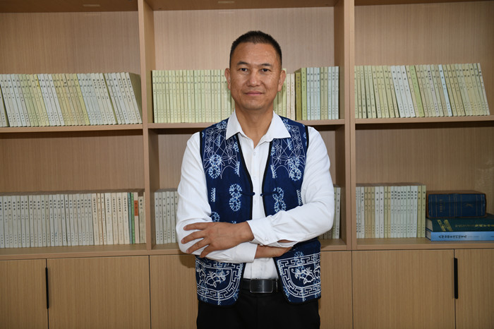 北雁，本名王燦鑫，白族，1982年生，云南洱源人。云南省大理州教育體育局高級(jí)教師。出版長(zhǎng)篇小說《趕在太陽落山以前》等。曾獲云南文學(xué)藝術(shù)獎(jiǎng)。