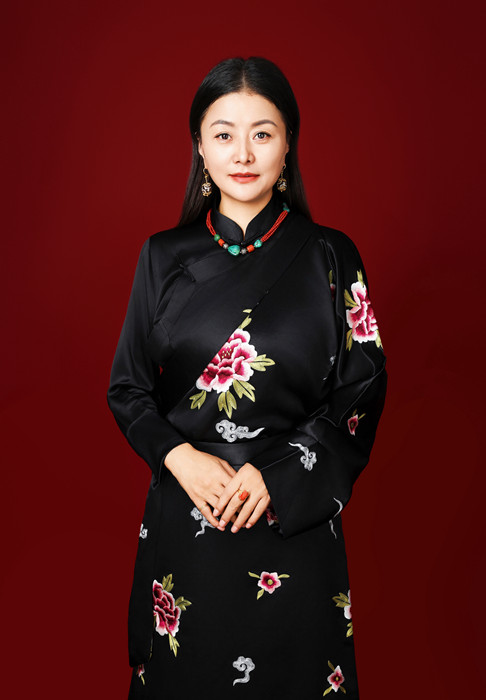 那薩，本名索樣，藏族，1977年生，青海玉樹人。曾供職于青海省玉樹州雜多縣阿多鄉(xiāng)政府。出版詩集《一株草的加持》等。