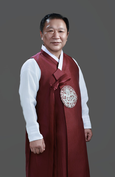 金榮健，朝鮮族，1963年生。曾任延邊人民出版社《文化時(shí)代》編輯部主編。出版詩(shī)集《晨山問(wèn)候》《至水微瀾》《留在空位置的理由》等。曾獲吉林省長(zhǎng)白山文藝獎(jiǎng)、吉林省電視丹頂鶴獎(jiǎng)最優(yōu)秀導(dǎo)演獎(jiǎng)、全國(guó)少數(shù)民族廣播電視節(jié)目最優(yōu)秀導(dǎo)演獎(jiǎng)等，被評(píng)為全國(guó)百佳電視藝術(shù)工作者。編劇及總策劃的舞劇《阿里郎花》獲中國(guó)少數(shù)民族舞蹈大賽金獎(jiǎng)。