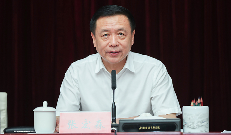 7月20日，評(píng)委會(huì)名譽(yù)主任張宏森在第一次全體會(huì)上講話