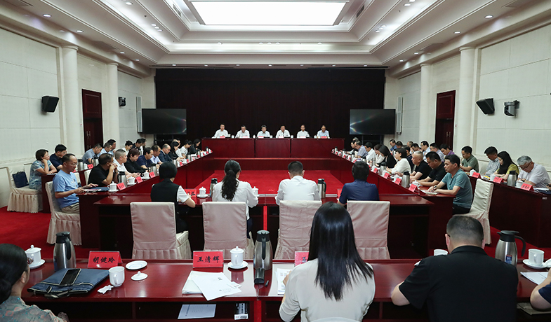 7月20日，第十三屆全國(guó)少數(shù)民族文學(xué)創(chuàng)作駿馬獎(jiǎng)評(píng)獎(jiǎng)委員會(huì)第一次全體會(huì)議在京召開