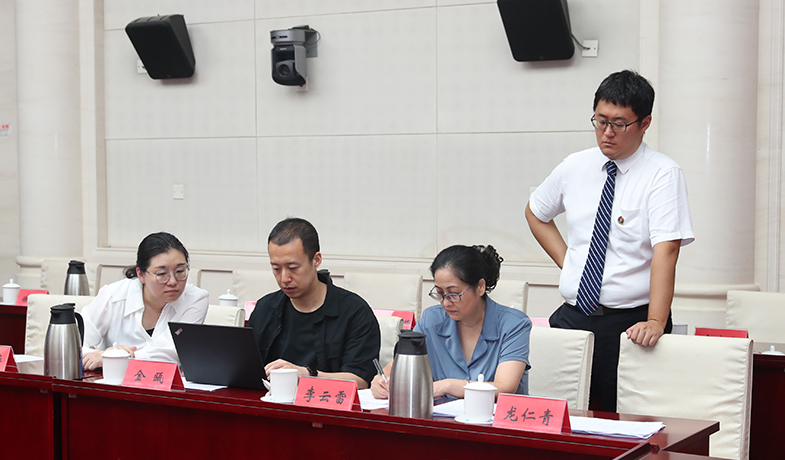 7月31日，工作人員在紀(jì)律監(jiān)察組和公證員的監(jiān)督下統(tǒng)計(jì)選票