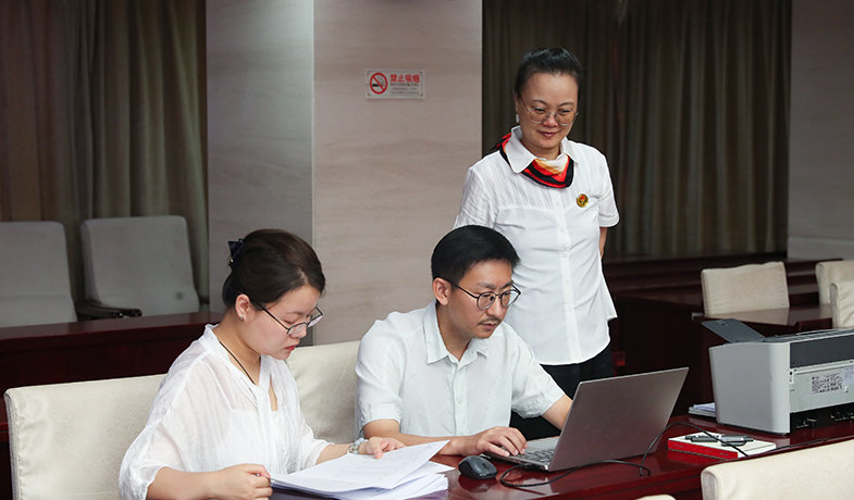 7月31日，工作人員在紀(jì)律監(jiān)察組和公證員的監(jiān)督下統(tǒng)計(jì)選票