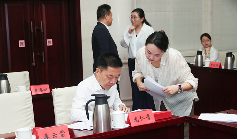7月31日，紀(jì)律監(jiān)察組組長(zhǎng)胡邦勝檢查選票統(tǒng)計(jì)情況并簽字
