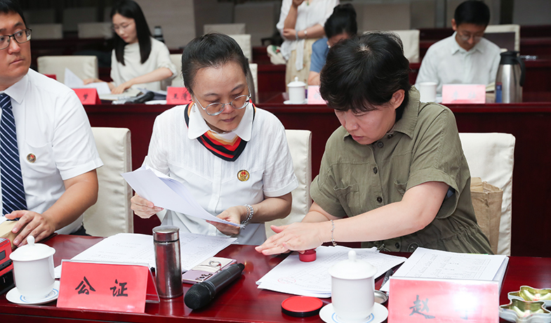 7月31日，紀(jì)律監(jiān)察組和公證處人員在選票結(jié)果上蓋章