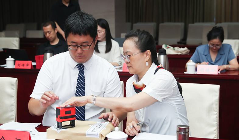 7月31日，公證處人員將選票結(jié)果封存