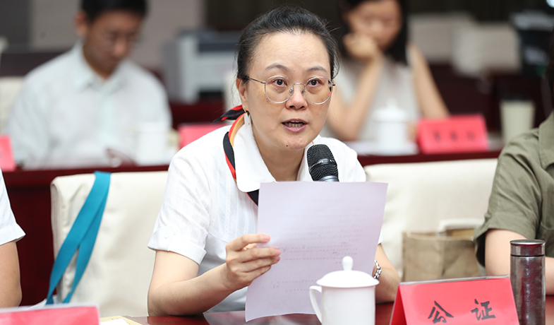 7月31日，公證員宣讀公證詞