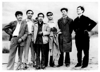 路遙（左四）與賈平凹（左三）、陳忠實（右一）等人合影，三人被稱為陜西文學界的“三駕馬車”。資料圖片