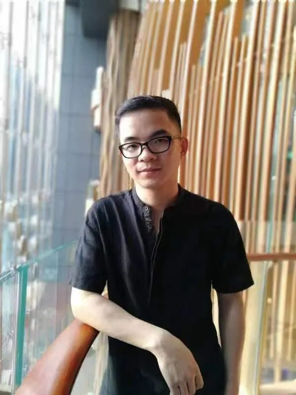 唐詩(shī)人，中國(guó)作家協(xié)會(huì)會(huì)員，廣州市文藝評(píng)論家協(xié)會(huì)理事、暨南大學(xué)文學(xué)院副教授