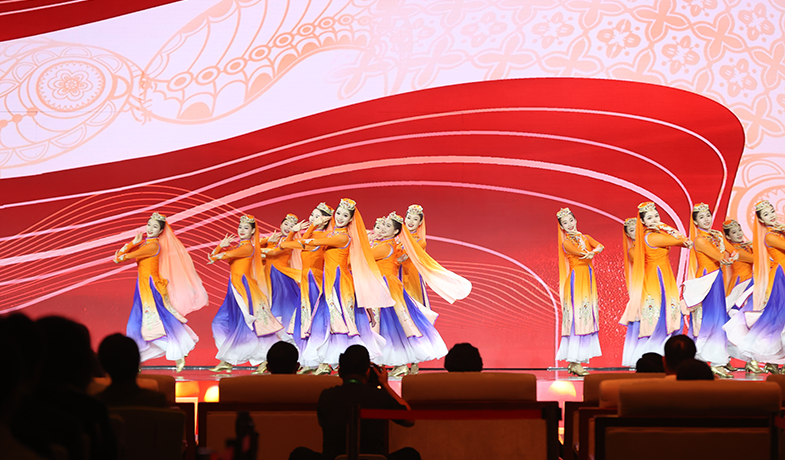 11月16日，在“2024中國(guó)文學(xué)盛典·駿馬獎(jiǎng)之夜”上的文藝表演：回族歌曲《唱開花兒等你來(lái)》