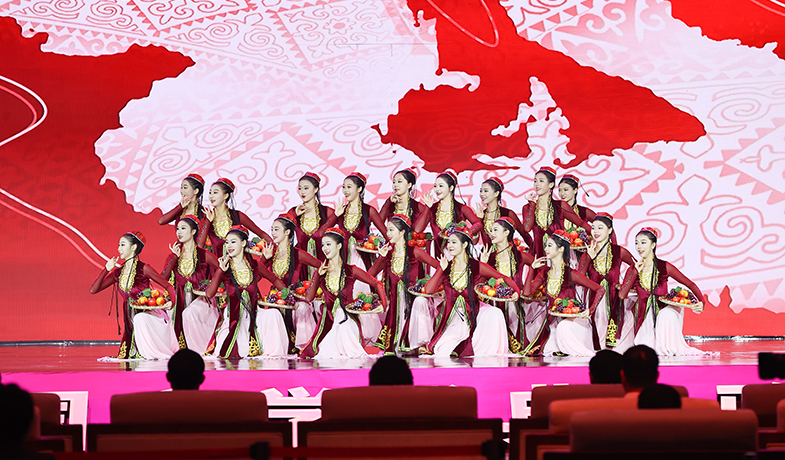 11月16日，在“2024中國(guó)文學(xué)盛典·駿馬獎(jiǎng)之夜”上的文藝表演：新疆民歌《青春舞曲》。