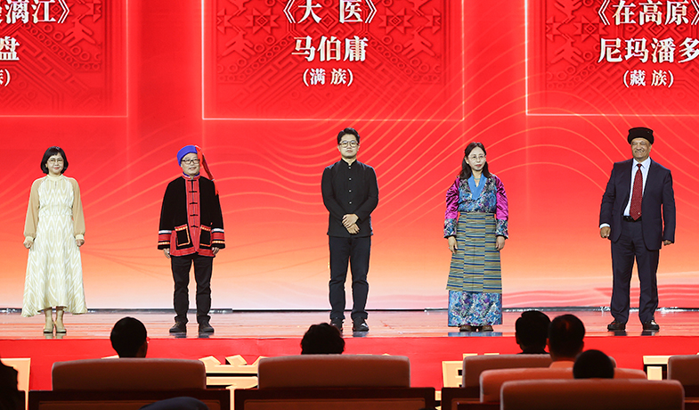 阿舍、光盤、馬伯庸、尼瑪潘多、肉孜·古力巴依領(lǐng)取第十三屆全國(guó)少數(shù)民族文學(xué)創(chuàng)作駿馬獎(jiǎng)長(zhǎng)篇小說(shuō)獎(jiǎng)