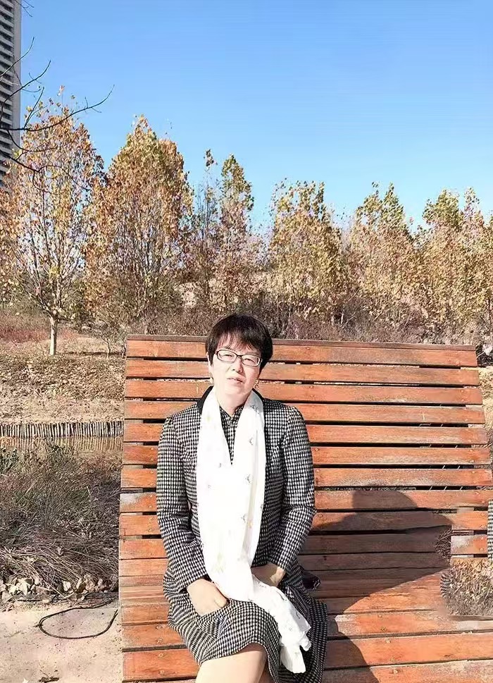 紅精靈，原名杜書紅。曾用名杜潔，舒鴻。有詩歌散見于《作品》《詩選刊》《滇池》《散文詩》《躬耕》《鄭州日報(bào)》等。寫作是一種修行，詩歌是靈魂的舞者。  