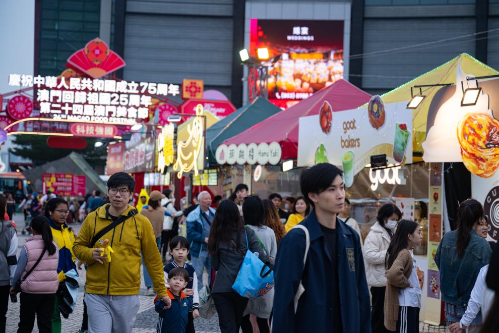 11月24日，市民在第二十四屆澳門美食節(jié)游玩。新華社發(fā)（張金加攝）