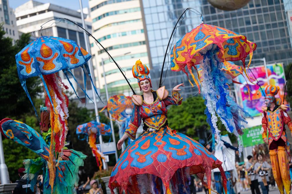3月24日，人們參加“2024澳門國際幻彩大巡游”。新華社發(fā)（張金加攝）