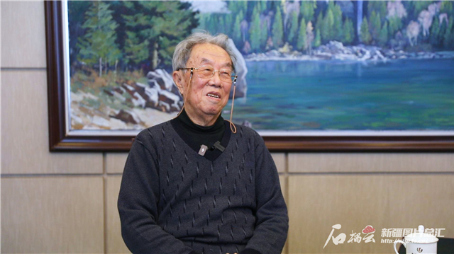 王蒙接受專訪。天山網(wǎng)-新疆日?qǐng)?bào)記者 銀璐攝