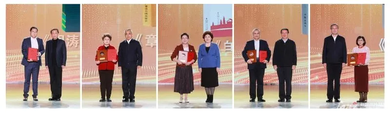 張宏森為周濤、艾爾肯·吐尼亞孜為章德益、祖木熱提·吾布力為葉爾克西·胡爾曼別克、努爾蘭·阿不都滿金為阿拉提·阿斯木、何忠友為阿舍頒獎 崔志堅攝