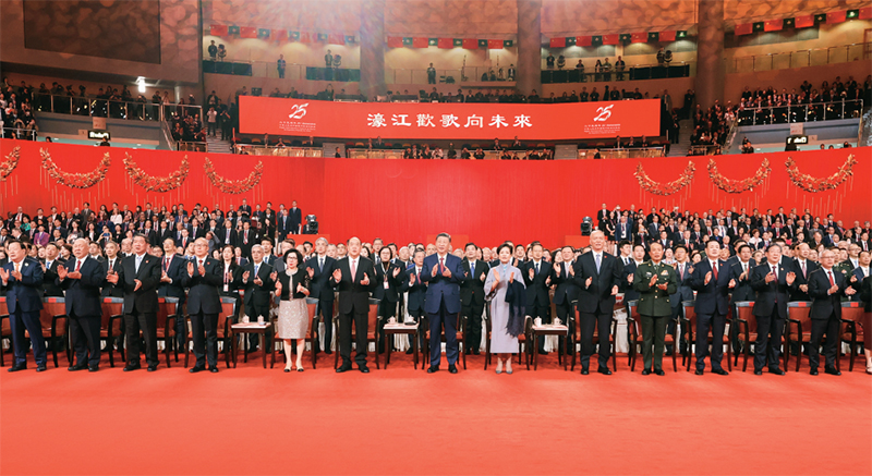 2024年12月19日晚，慶祝澳門回歸祖國(guó)25周年文藝晚會(huì)在澳門東亞運(yùn)動(dòng)會(huì)體育館舉行。中共中央總書記、國(guó)家主席、中央軍委主席習(xí)近平觀看演出。晚會(huì)最后，習(xí)近平同全場(chǎng)觀眾一起高唱《歌唱祖國(guó)》。 新華社記者 丁林/攝